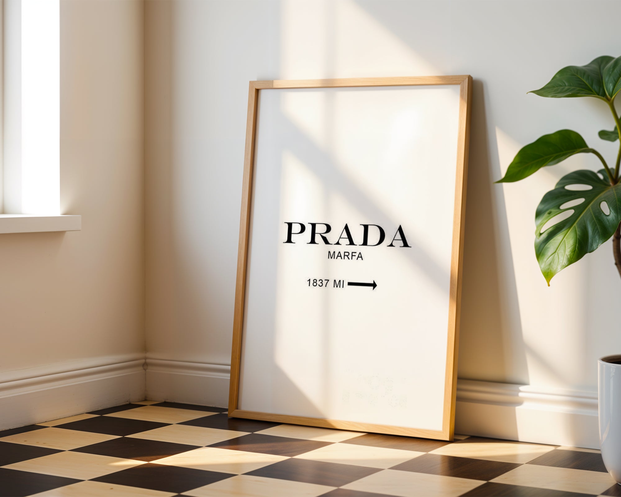 Visualisering av Prada Marfa poster på vägg – köp enkelt hos Bozetto i hög kvalitet