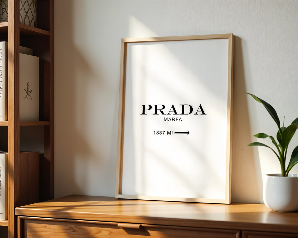 Prada Marfa poster visualiserad på vägg – se rätt storlek med mockup från Bozetto