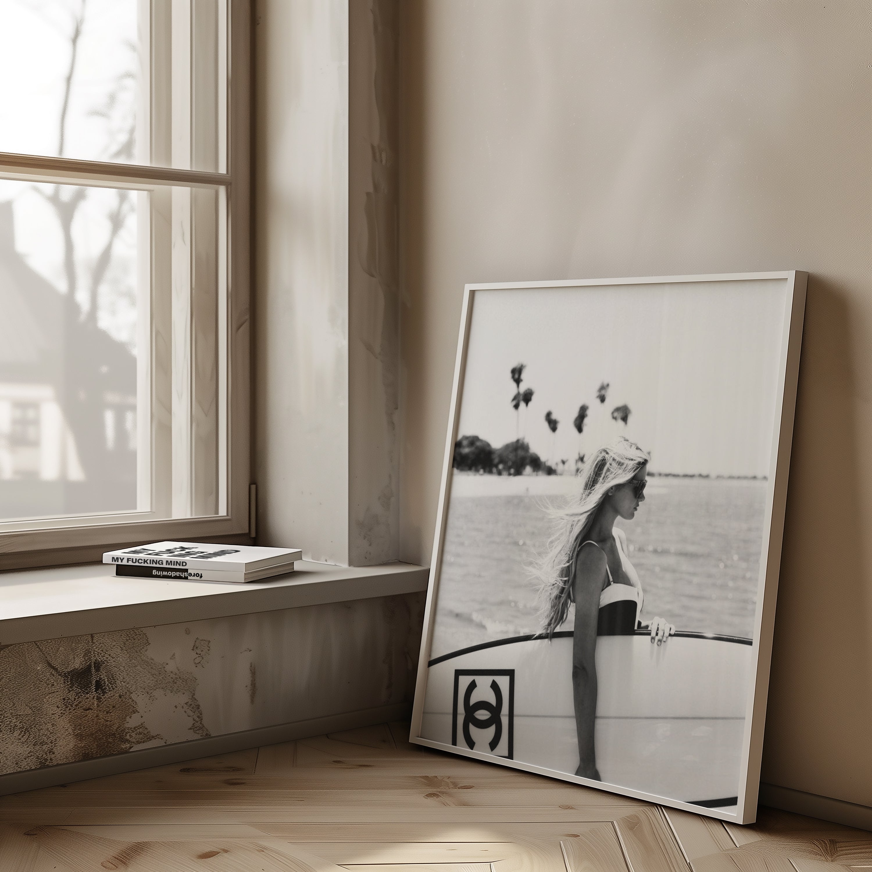 Chanel Surf i väggmockup – konsttryck presenterat i verklig miljö av Bozetto i hög tryckkvalitet