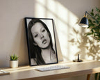 Väggmockup med Kate Moss Portrait – köp enkelt hos Bozetto affisch i hög kvalitet