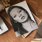 Kate Moss Portrait poster visad rakt fram – Bozetto affisch i hög tryckkvalitet i hög tryckkvalitet
