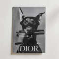 Dior Doberman – stilfullt konsttryck från Bozetto, tryckt på matt finpapper i hög tryckkvalitet