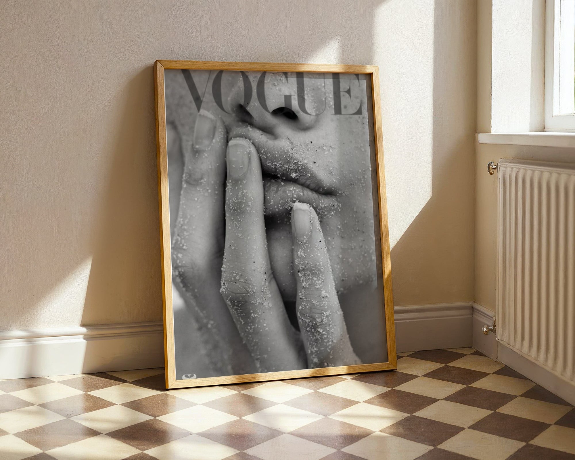Vogue Sand Kiss poster visualiserad på vägg – se rätt storlek med mockup från Bozetto