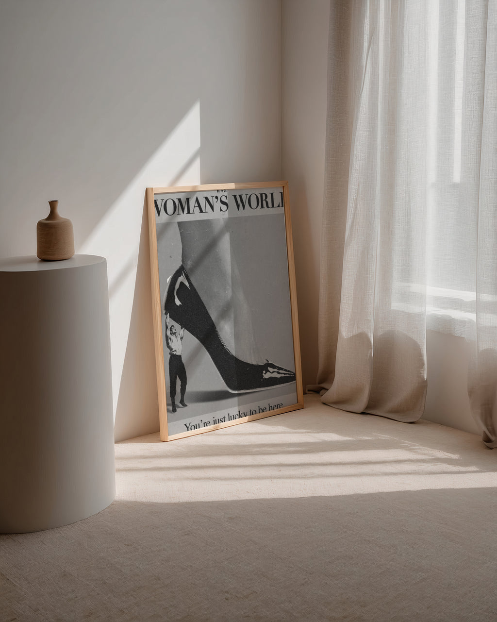 Väggmockup av Woman’s World affisch på ljus tegelvägg – Bozetto konsttryck i hög tryckkvalitet