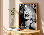Affischmockup: Marilyn Vogue poster på vit slät vägg – Bozetto konsttryck i hög tryckkvalitet