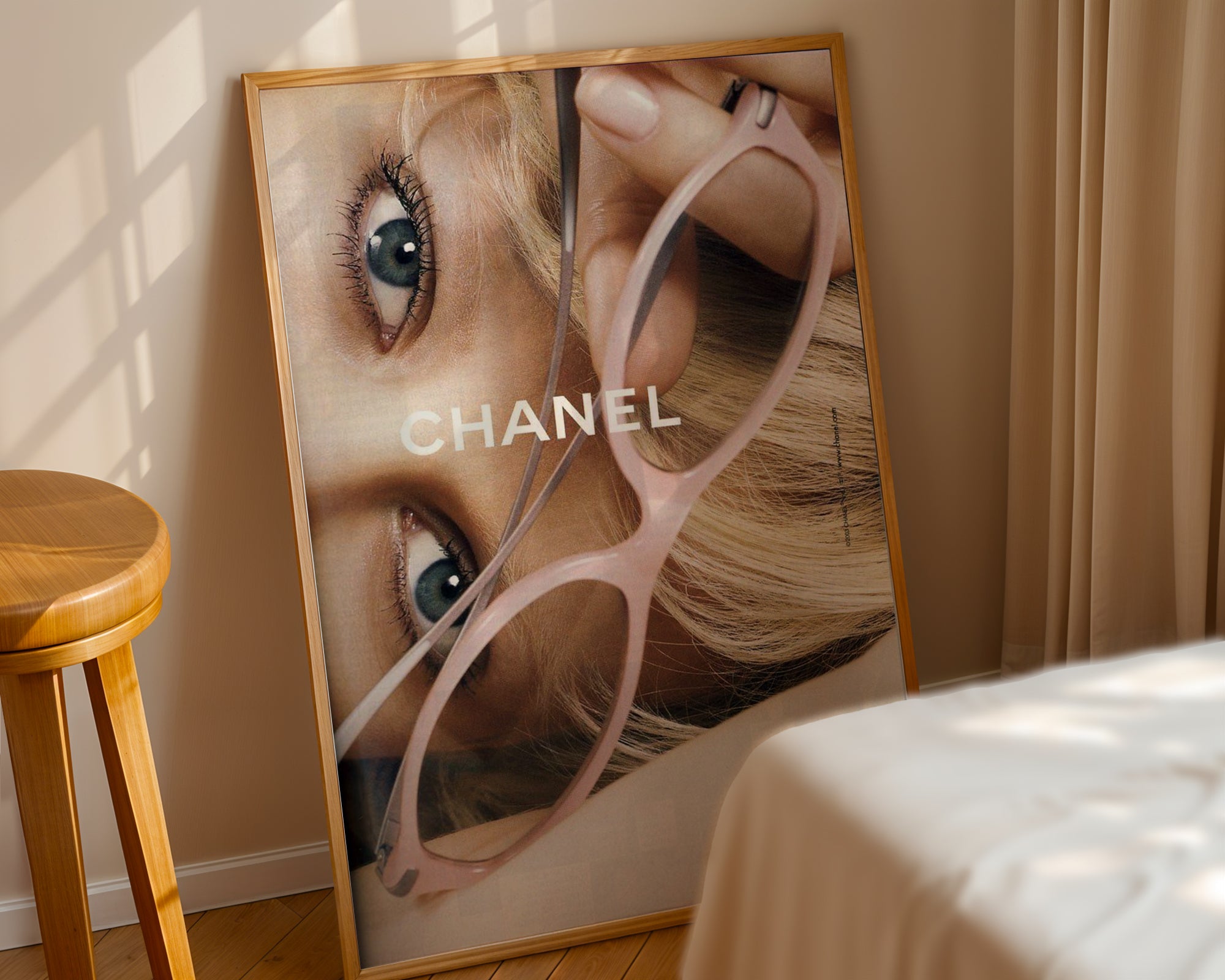 Chanel Vision i väggmockup – konsttryck presenterat i verklig miljö av Bozetto i hög tryckkvalitet