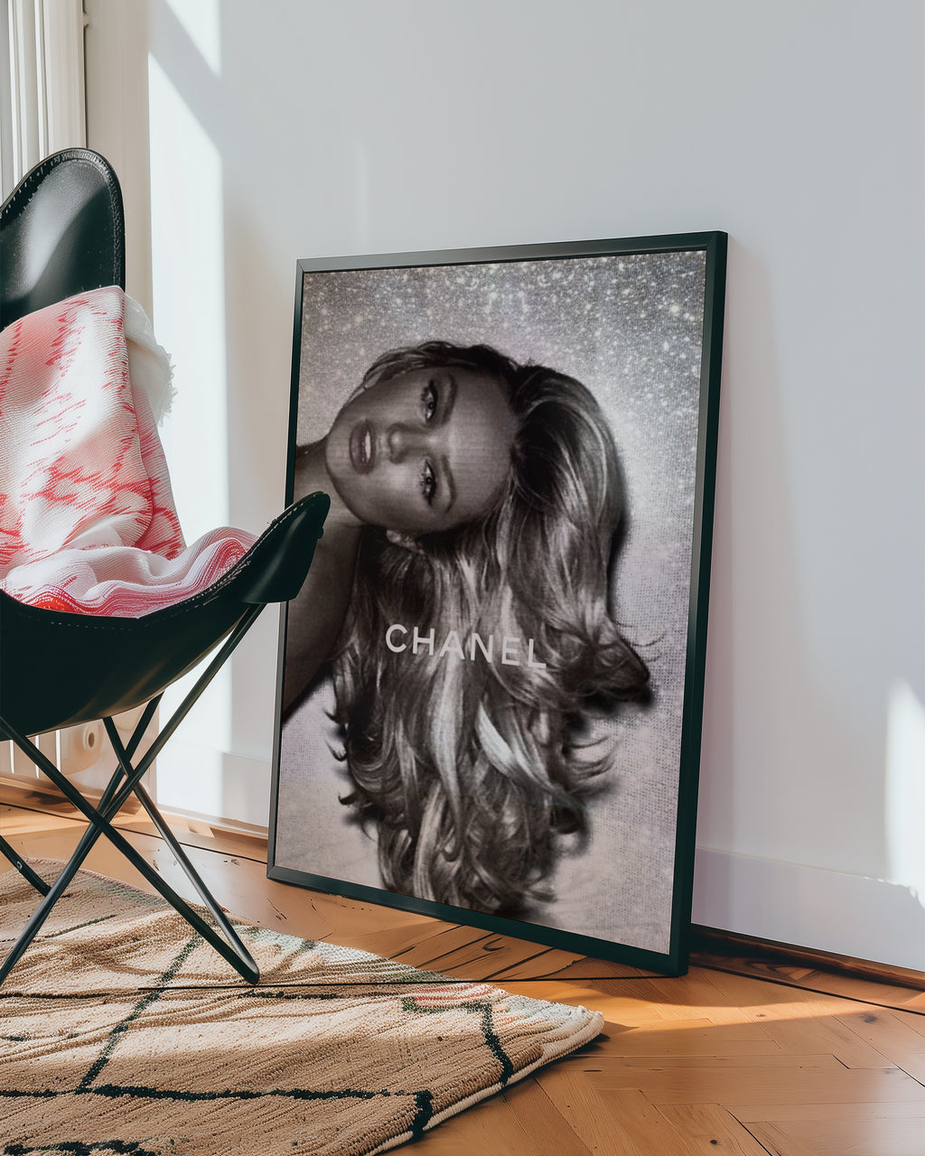 Mockup av Chanel Glamour affisch på vägg – köp enkelt hos Bozetto i hög kvalitet
