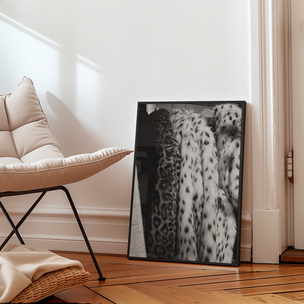 Väggmockup av Luxury Furs affisch på ljus tegelvägg – Bozetto konsttryck i hög tryckkvalitet