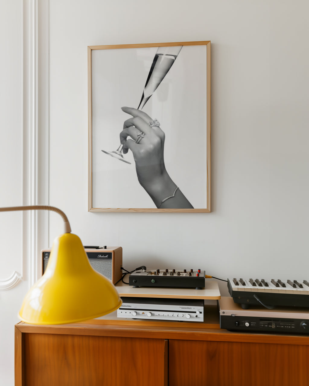 Mockup av Champagne Elegance affisch på vägg – köp enkelt hos Bozetto i hög kvalitet