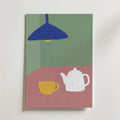 Morning Brew Poster – illustrerad tekanna och gul kopp på rosa bord under blå lampa