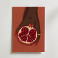 Scarlet Pomegranate Poster – illustration av mörk hand som håller klyvet granatäpple mot terrakottabakgrund