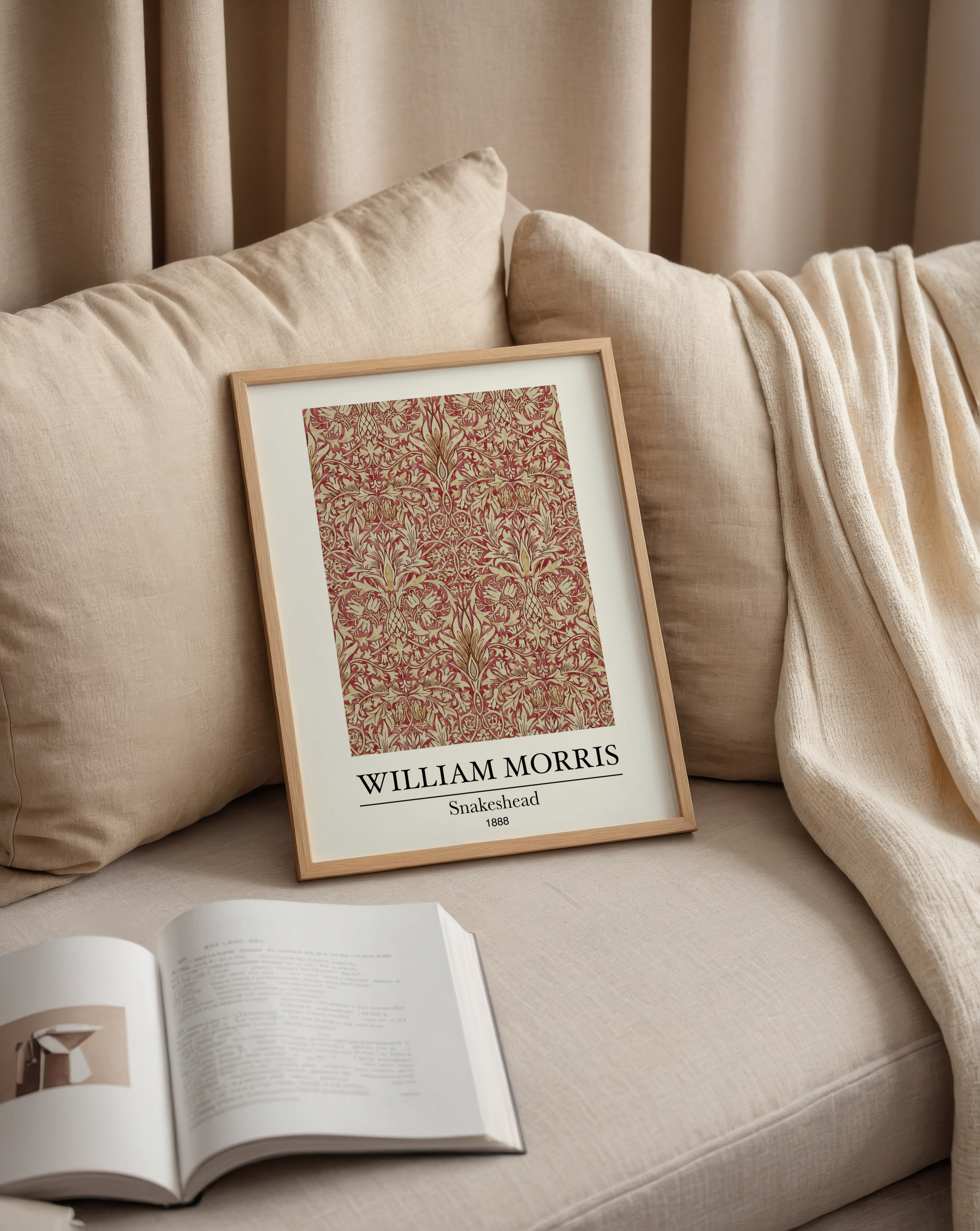 Mockup av William Morris Snakeshead affisch på vägg – köp enkelt hos Bozetto i hög kvalitet