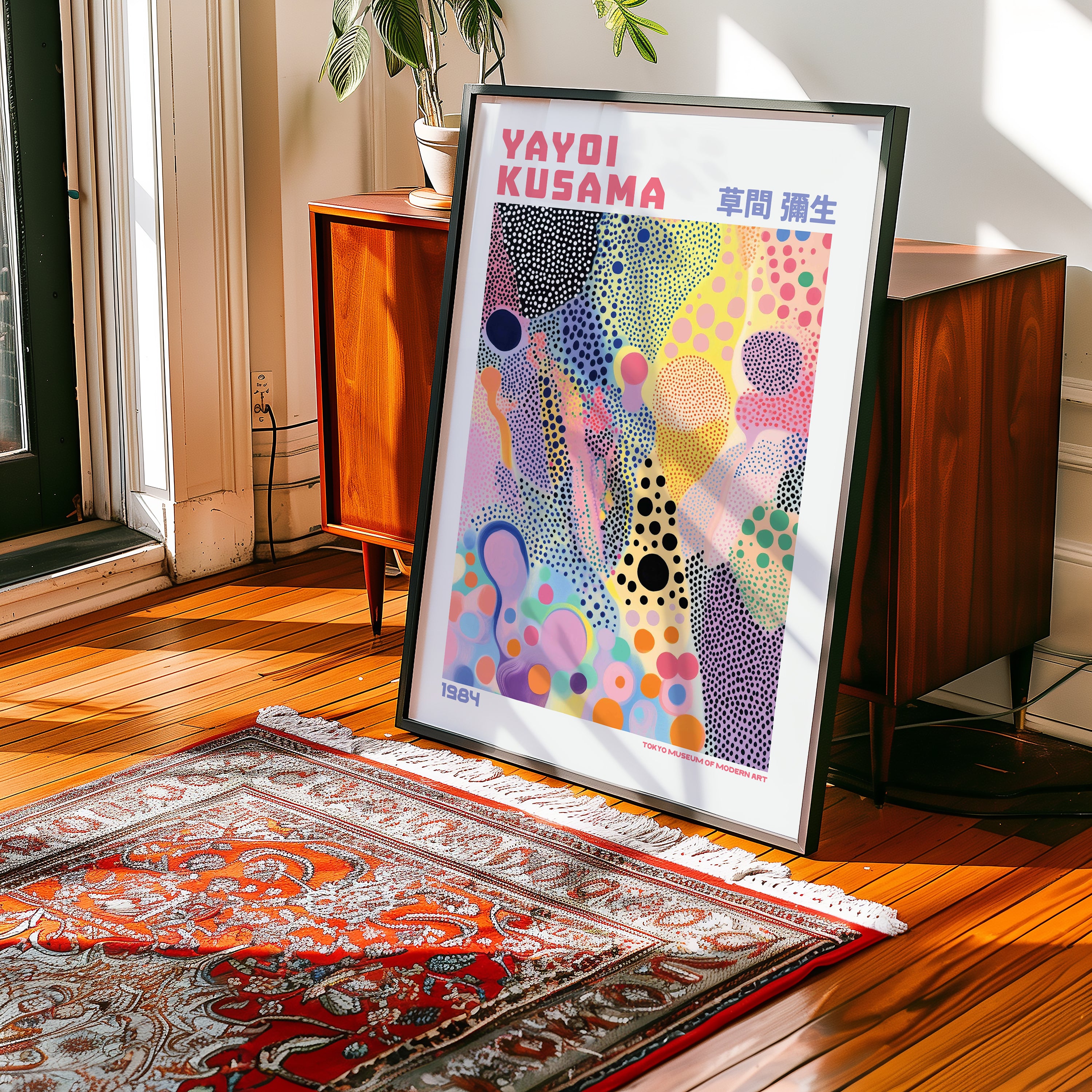 Yayoi Kusama Colorful Dots poster visualiserad på vägg – från Bozetto i hög kvalitet