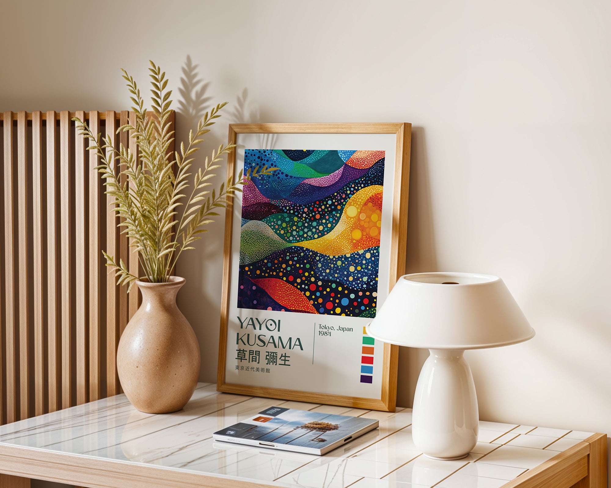 Väggmockup med Yayoi Kusama Cosmic Waves – köp enkelt hos Bozetto affisch i hög kvalitet