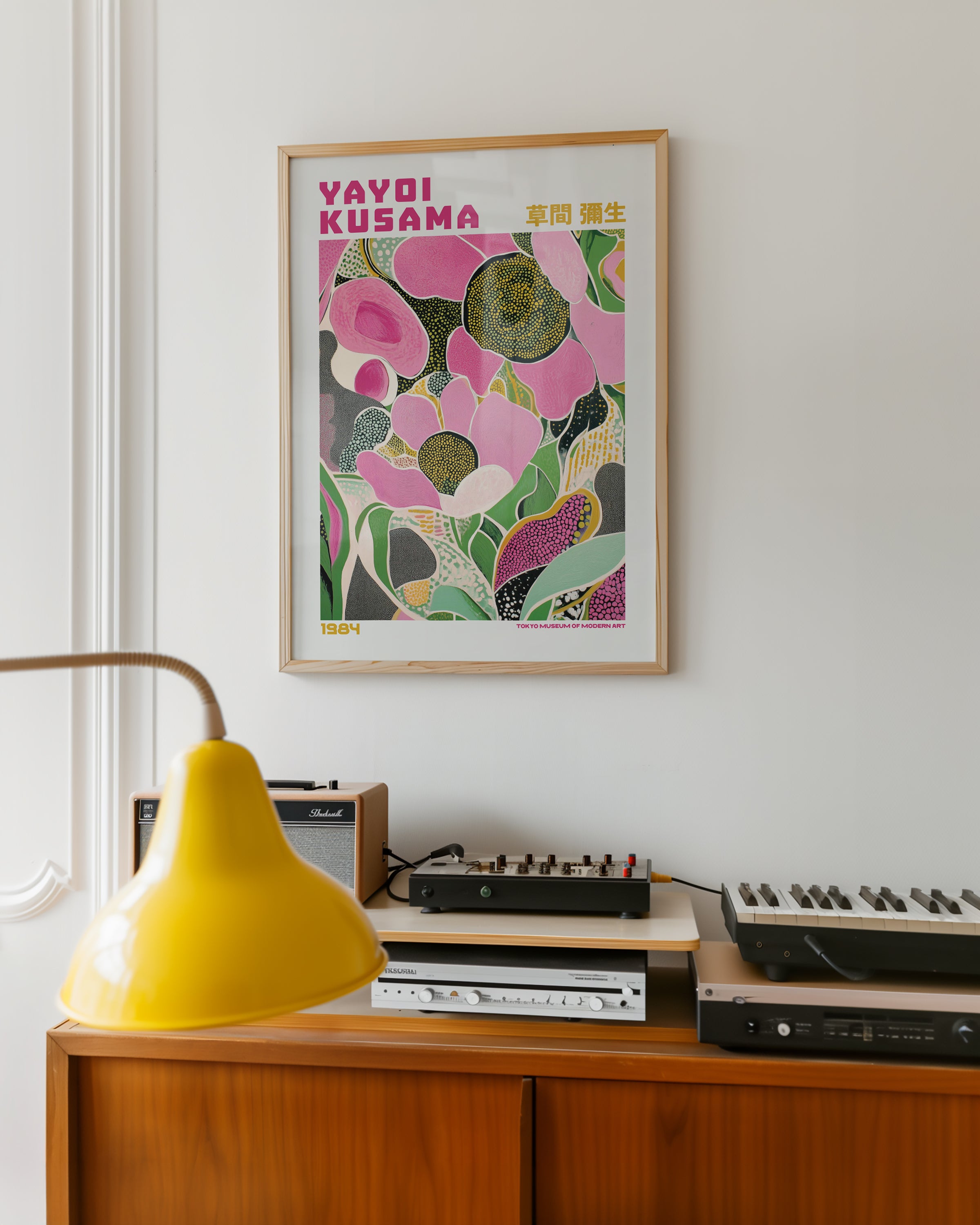 Yayoi Kusama Pink Garden poster visualiserad på vägg – från Bozetto i hög kvalitet