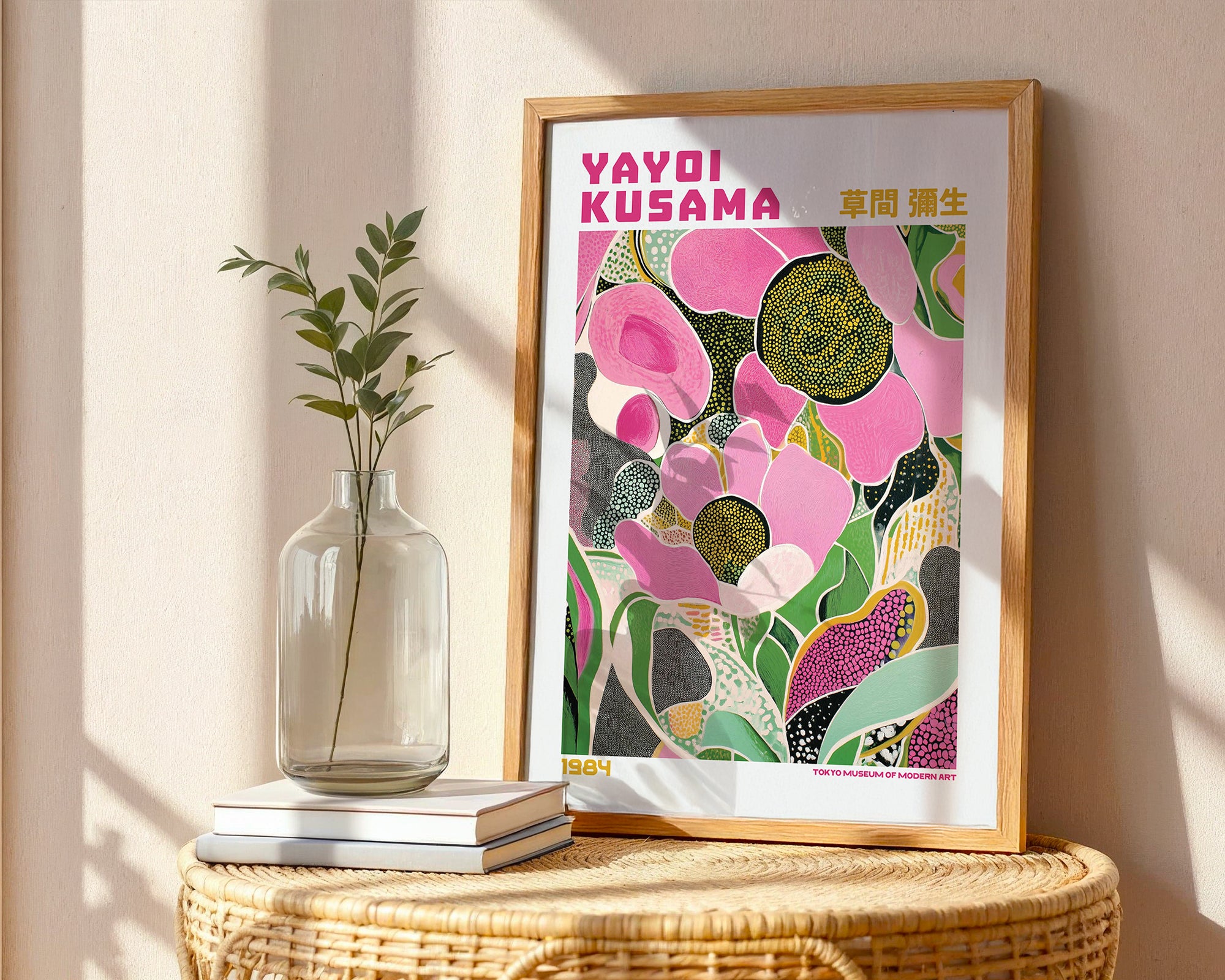 Väggmockup av Yayoi Kusama Pink Garden affisch på ljus vägg – Bozetto konsttryck