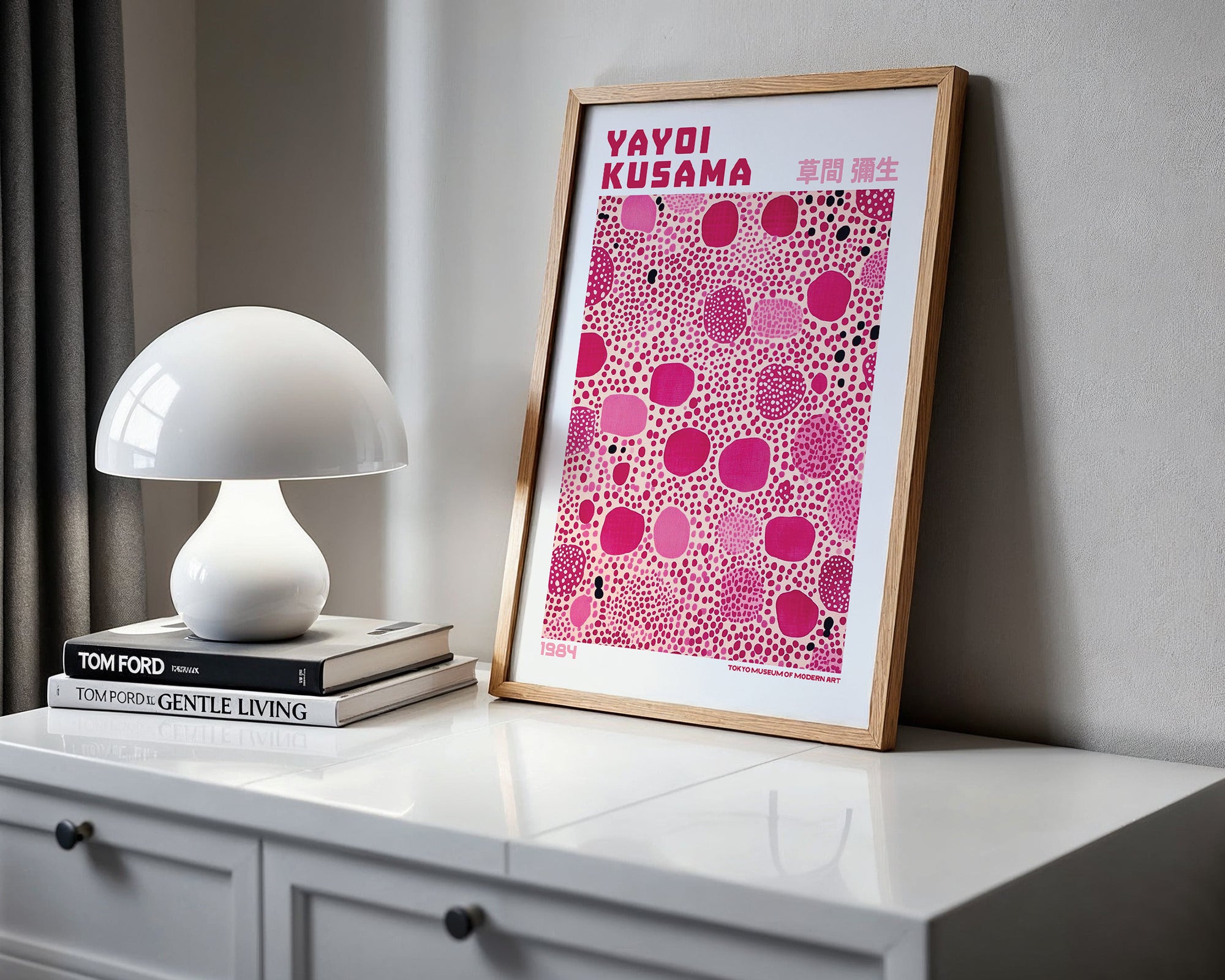 Väggmockup av Yayoi Kusama Pink Mosaic affisch på ljus vägg – Bozetto konsttryck