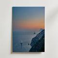 Amalfi Dusk Poster – kustfotografi i skymning med segelbåt och fyr, tryckt i Sverige