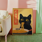 Black Cat Eats Ramen affisch på vägg i hemmiljö – Bozetto poster i hög tryckkvalitet