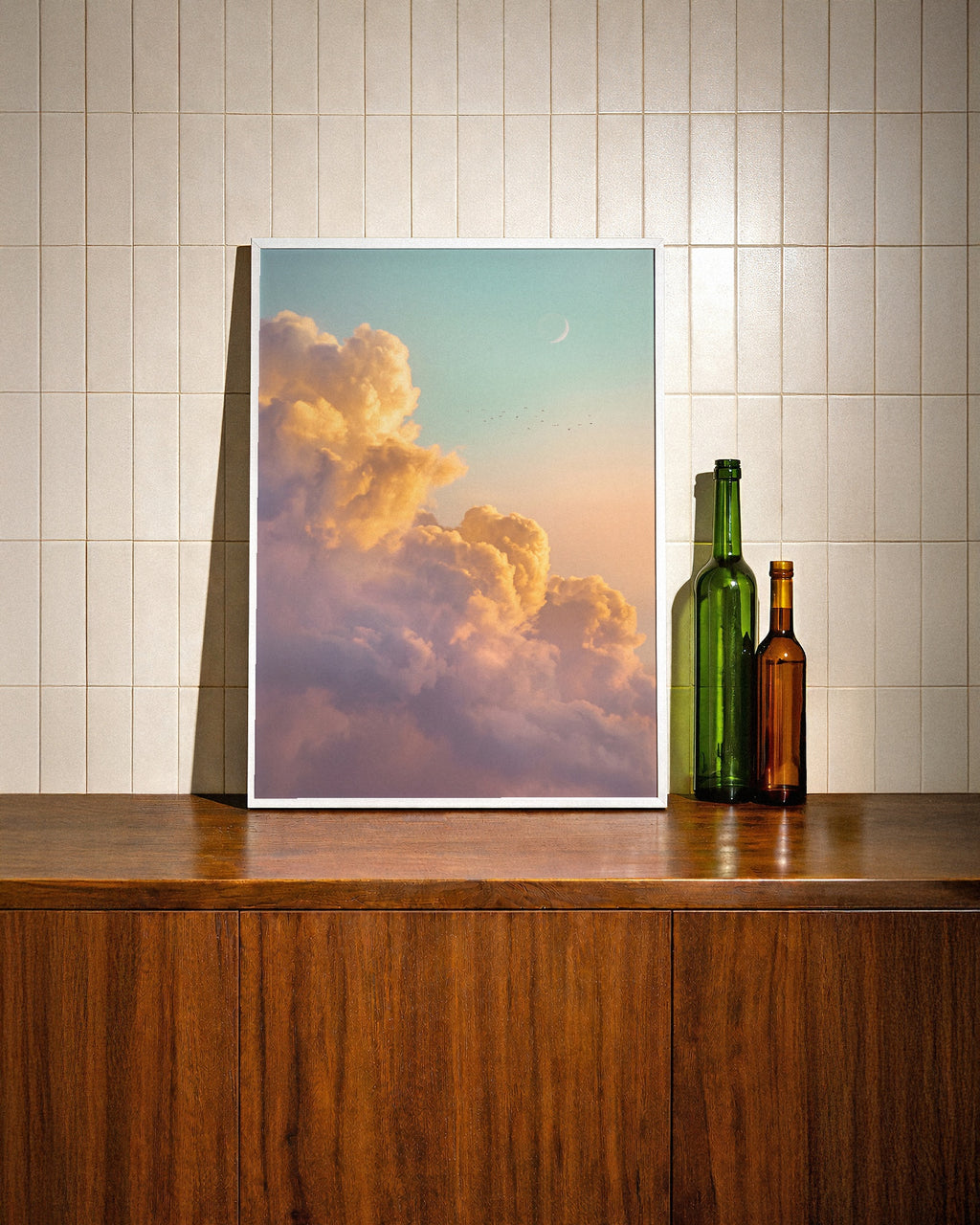 Dusk Drift Poster i ekram i ljust vardagsrum, gyllene molnmotiv från Bozetto med fri frakt över 499 kr
