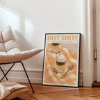 HOT SHOT affisch i ljust vardagsrum – Bozetto konsttryck i hög tryckkvalitet