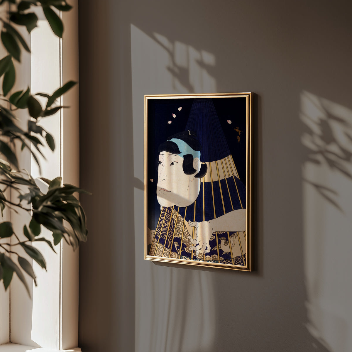 Kabuki Spirit Poster i vardagsrum, ukiyo-e-konst i indigo och guld, från Bozetto