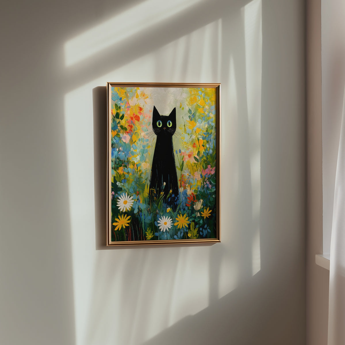 Midnight Garden Cat poster i inramad rumsmiljö – stilren väggdekor från Bozetto