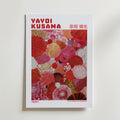 Mockup av Yayoi Kusama Scarlet affisch på vägg – köp enkelt hos Bozetto i hög kvalitet