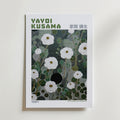 Mockup av Yayoi Kusama White Bloom affisch på vägg – köp enkelt hos Bozetto i hög kvalitet