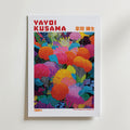 Mockup av Yayoi Kusama Radiant Garden affisch på vägg – köp enkelt hos Bozetto i hög kvalitet