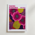 Mockup av Yayoi Kusama Electric Pink affisch på vägg – köp enkelt hos Bozetto i hög kvalitet