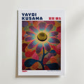 Mockup av Yayoi Kusama Spectrum Daisy affisch på vägg – köp enkelt hos Bozetto i hög kvalitet