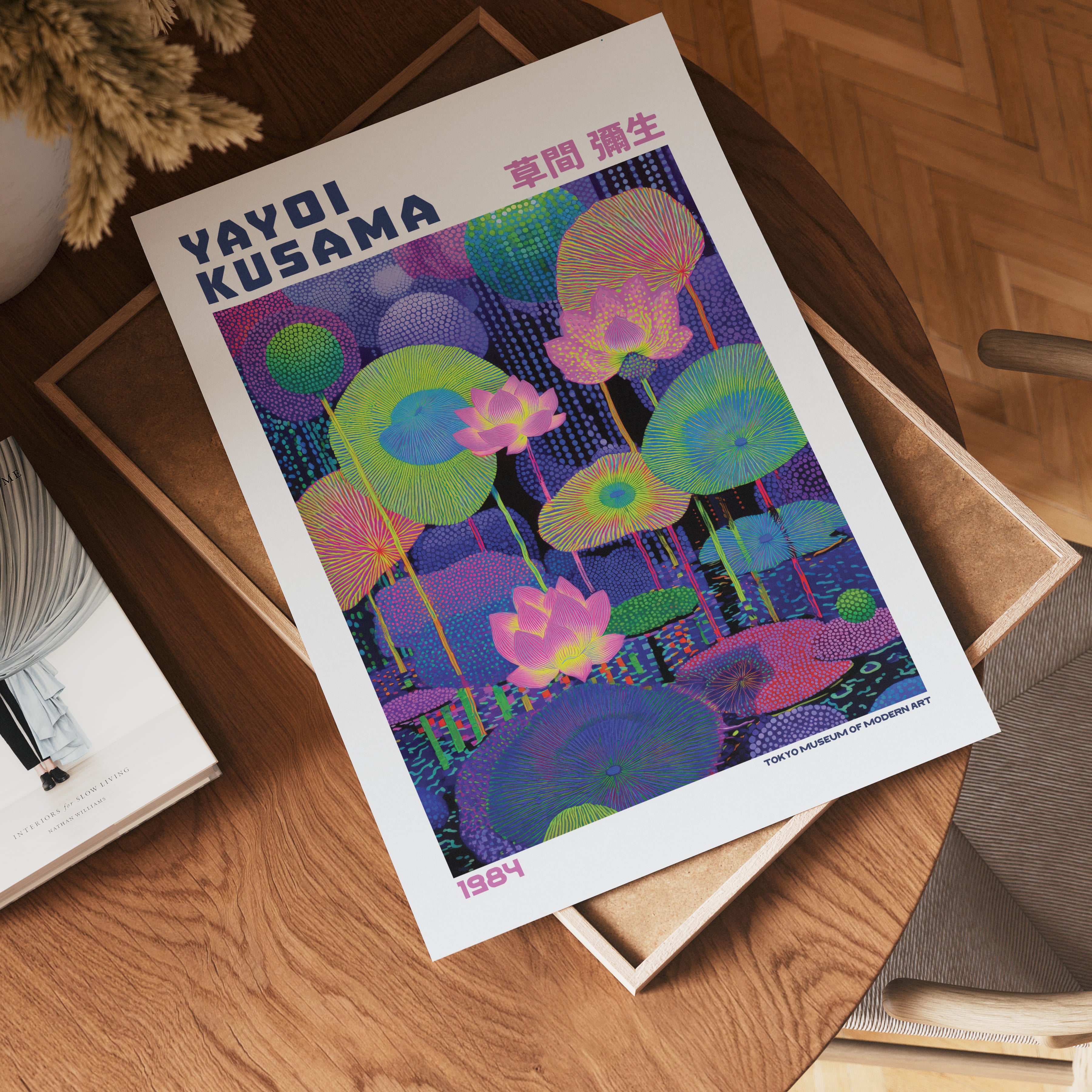 Yayoi Kusama Dreaming Lotus poster visualiserad på vägg – från Bozetto i hög kvalitet