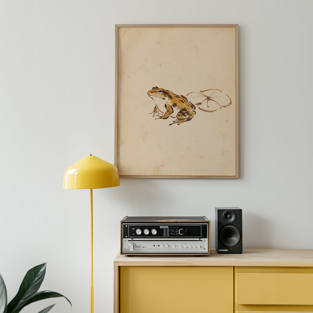 Ochre Zen Pond Poster över träsideboard i varmt skandinaviskt rum