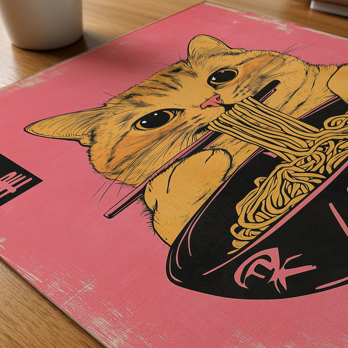 Yellow Cat Eats Noodle poster på skrivbord, paper on desk – Bozetto