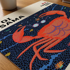 Yayoi Kusama Cosmic Crab affisch på papper på skrivbord – paper_desk närbild från Bozetto