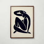 Quiet Embrace i valnötsram, abstrakt figurkonst i svartblått, poster från Bozetto