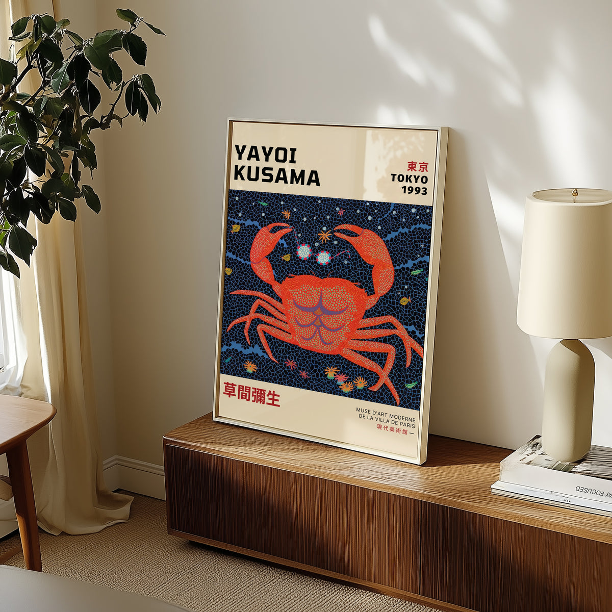 Yayoi Kusama Cosmic Crab poster i inramad rumsmiljö – Bozetto affisch i hög kvalitet