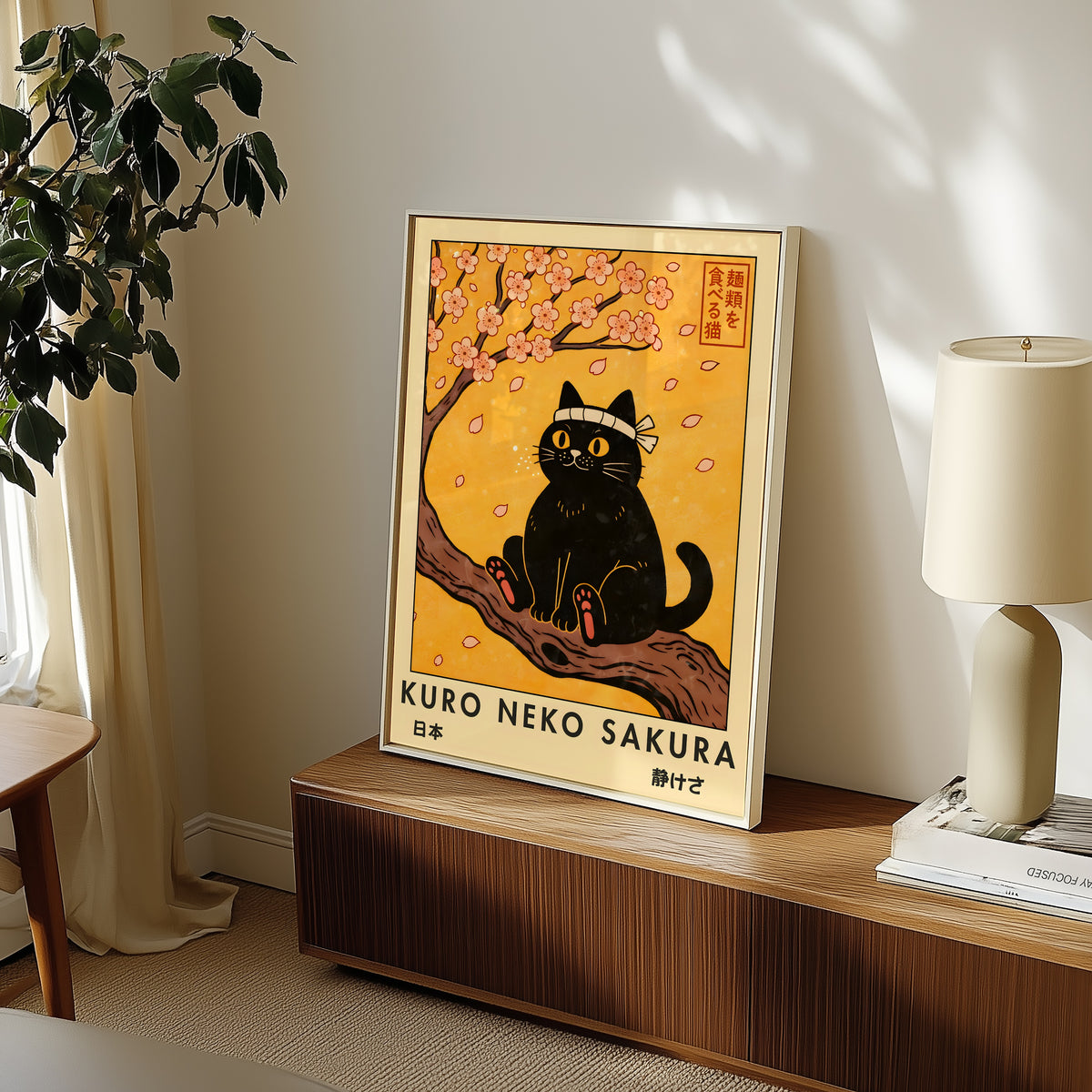 Kuro Neko Sakura Cat poster i ram på vägg i inrett rum – Bozetto