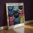 Yayoi Kusama Polka Dot Cat Parade poster inramad i modern inredning – Bozetto
