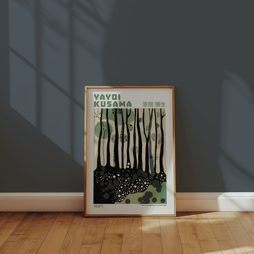 Yayoi Kusama Whispering Forest affisch i ram mot vägg på golv - Bozetto