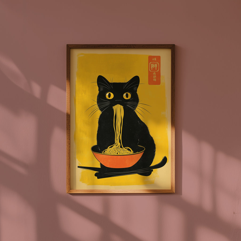 Black Cat Eats Noodle poster på vägg i hemmiljö – Bozetto