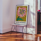 Yayoi Kusama Yellow Garden poster på vägg i inrett rum – konsttryck från Bozetto i hög kvalitet