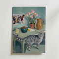 Tabletop Tabby Poster – expressionistiskt stilleben med grå tabbykatt, tulpaner och keramik i teal och grönt som canvastavla, tryckt i Sverige