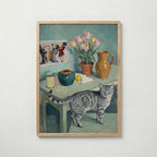 Tabletop Tabby Poster – expressionistiskt stilleben med grå tabbykatt, tulpaner och keramik i teal och grönt i ekram, tryckt i Sverige