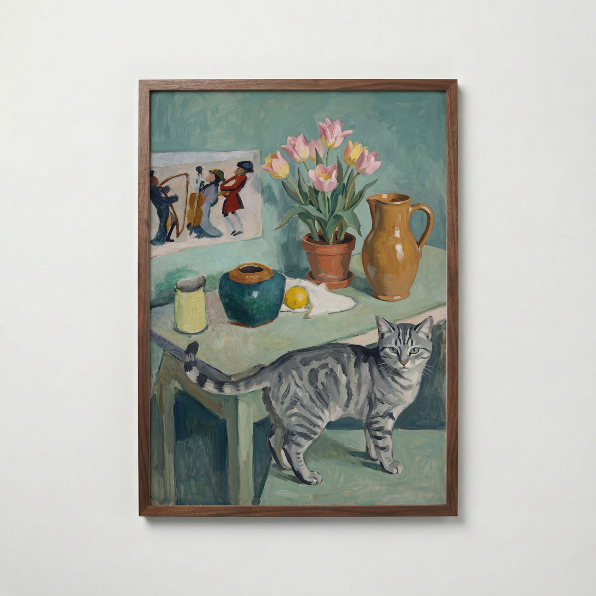 Tabletop Tabby Poster – expressionistiskt stilleben med grå tabbykatt, tulpaner och keramik i teal och grönt i valnötsram, fri frakt över 499 kr