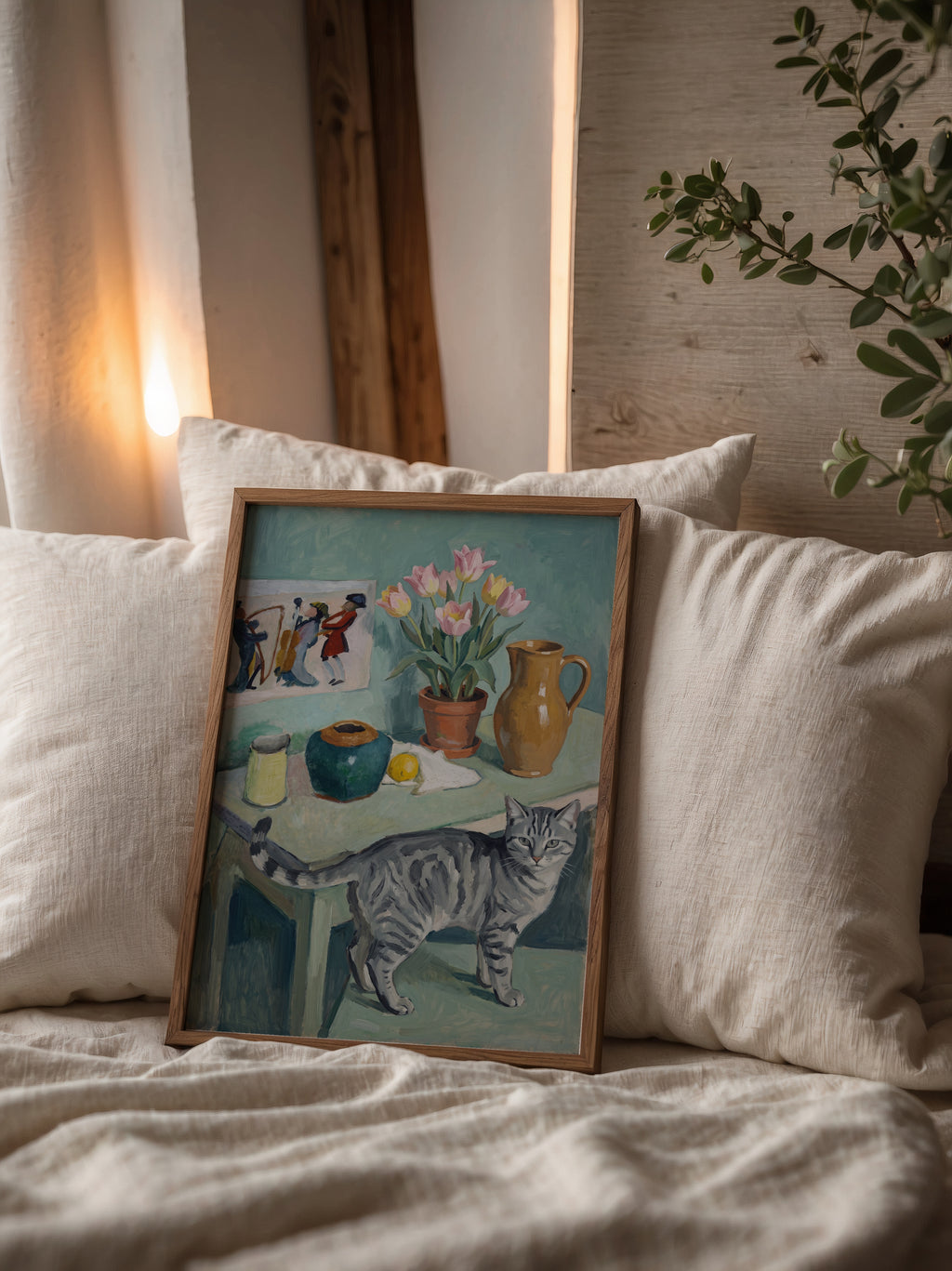 Tabletop Tabby Poster – expressionistiskt stilleben med grå tabbykatt, tulpaner och keramik i teal och grönt på väggen i skandinaviskt hem, fri frakt över 499 kr