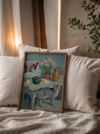 Tabletop Tabby Poster – expressionistiskt stilleben med grå tabbykatt, tulpaner och keramik i teal och grönt på väggen i skandinaviskt hem, fri frakt över 499 kr