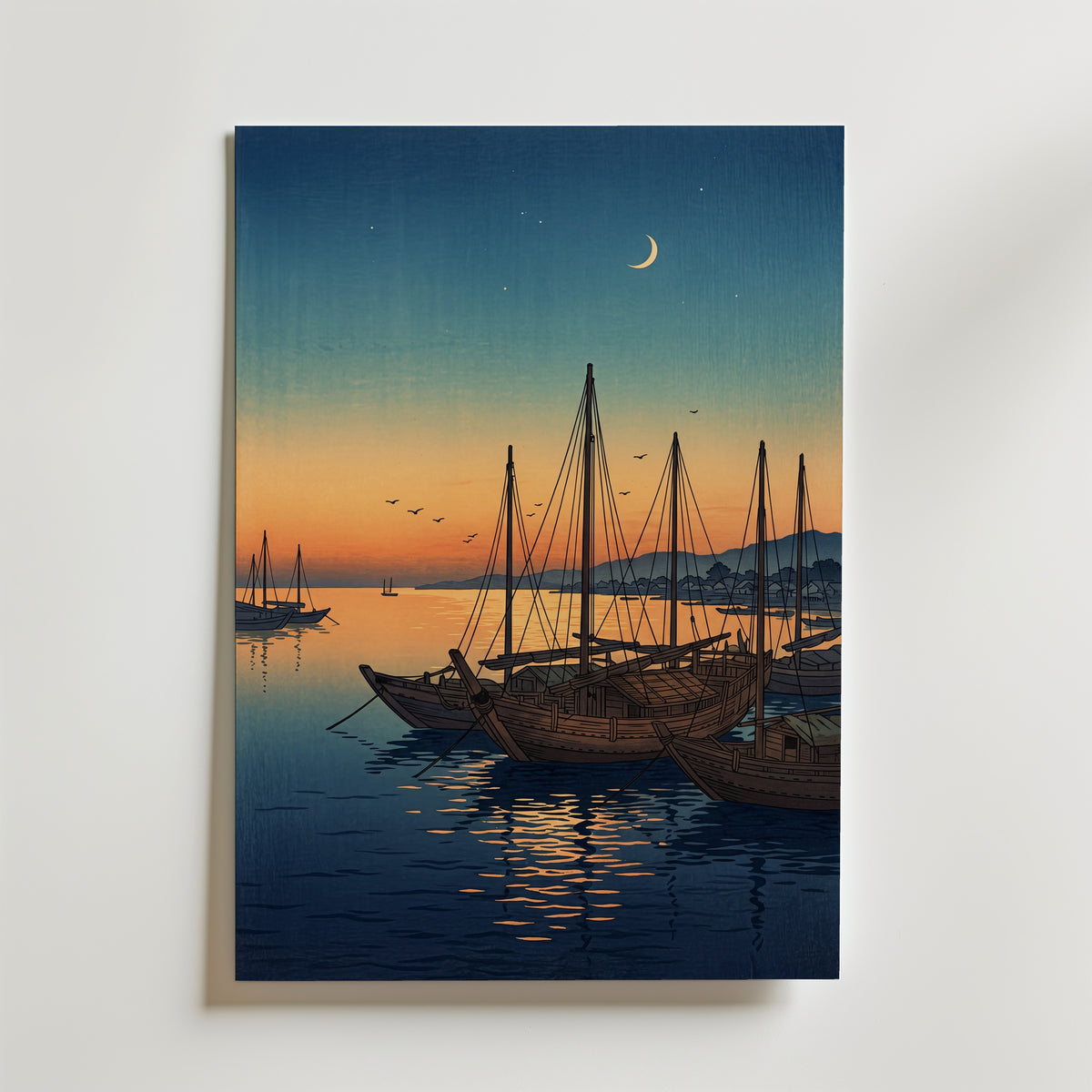 Twilight Harbour, japanskt träsnitt med båtar, poster tryckt i Sverige från Bozetto
